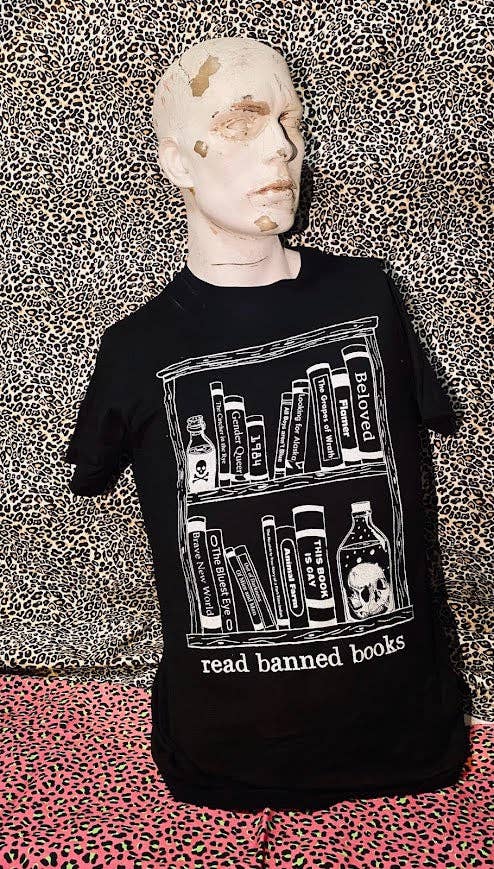 Read banned books tee.: L