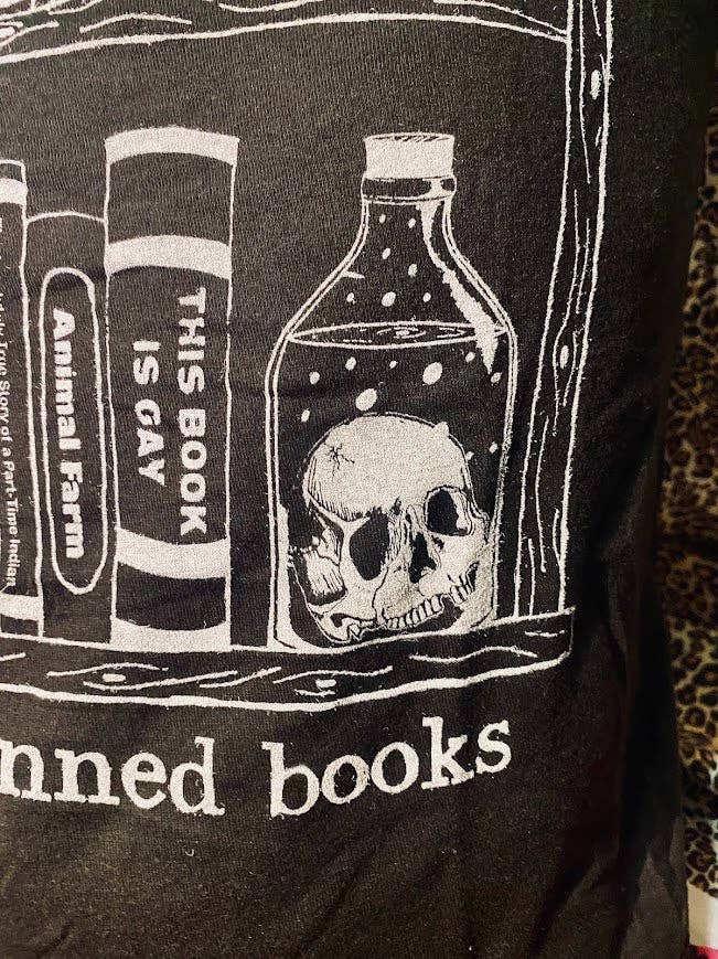 Read banned books tee.: L