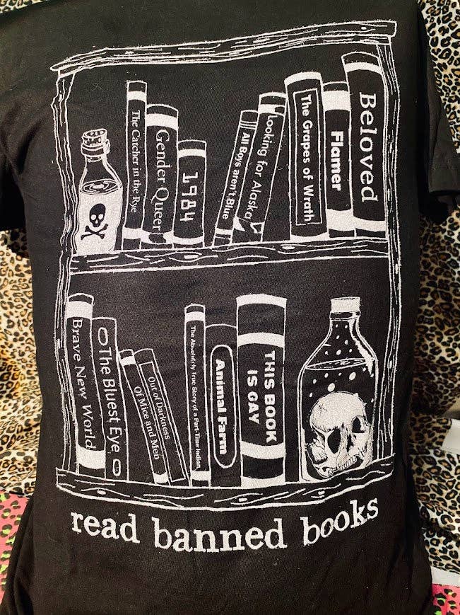 Read banned books tee.: L