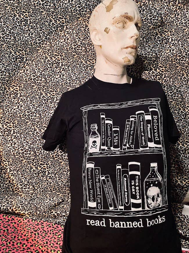 Read banned books tee.: L