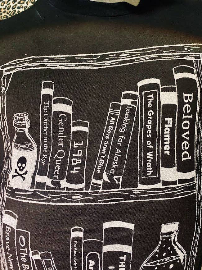 Read banned books tee.: L