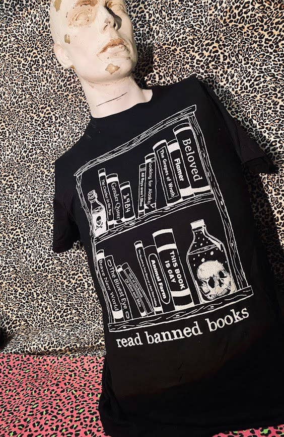 Read banned books tee.: L