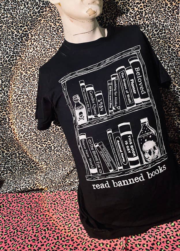 Read banned books tee.: L