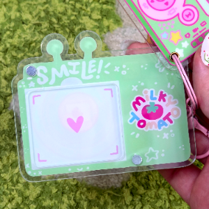 Cute Alien Camera Keychain!: Camera + Photopack