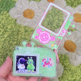 Cute Alien Camera Keychain!: Camera + Photopack