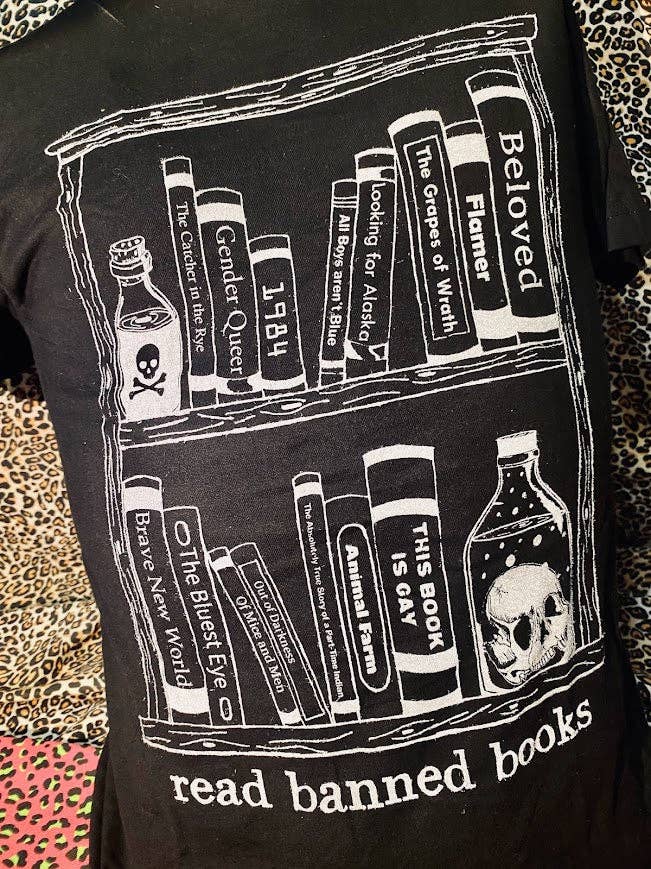Read banned books tee.: L