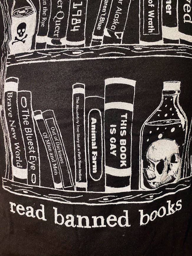 Read banned books tee.: L