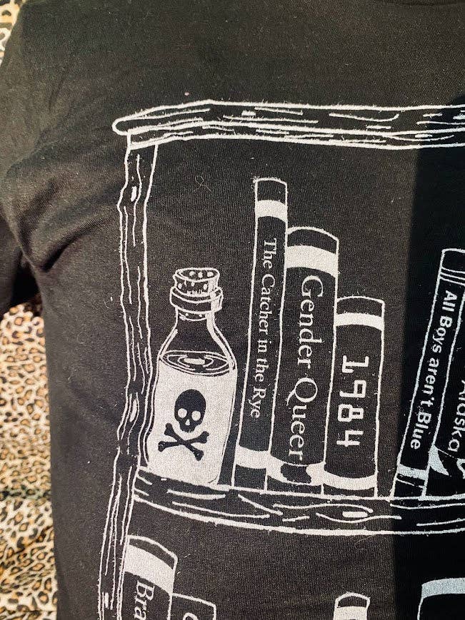 Read banned books tee.: L